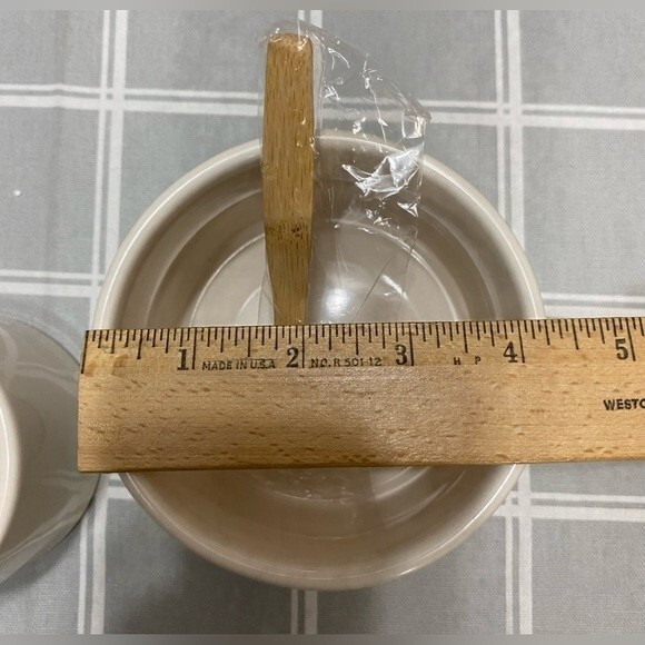 New in Box Rae Dunn Ceramic Artisan Guac and Salsa Bowl Set with 2 Bamboo Spoons - Picture 5 of 11